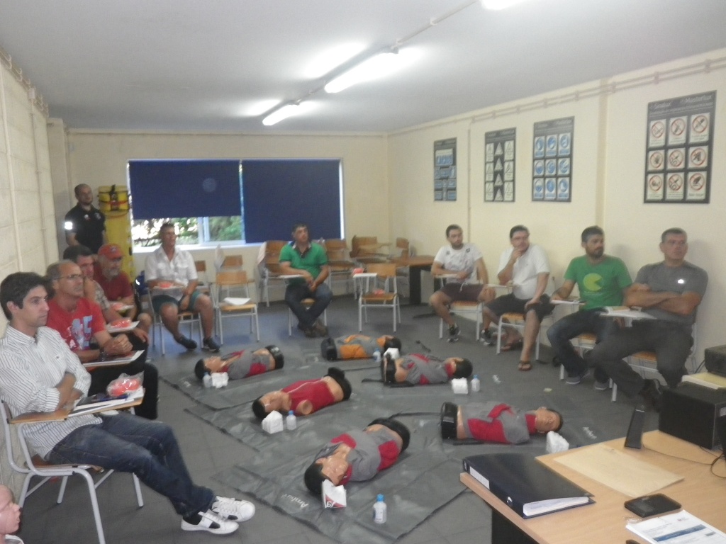 Imagem de destaque: Curso de Suporte Básico de Vida com Desfibrilhação Automática Externa - Leigos, em Angra do Heroísmo, no dia 1 de Setembro.