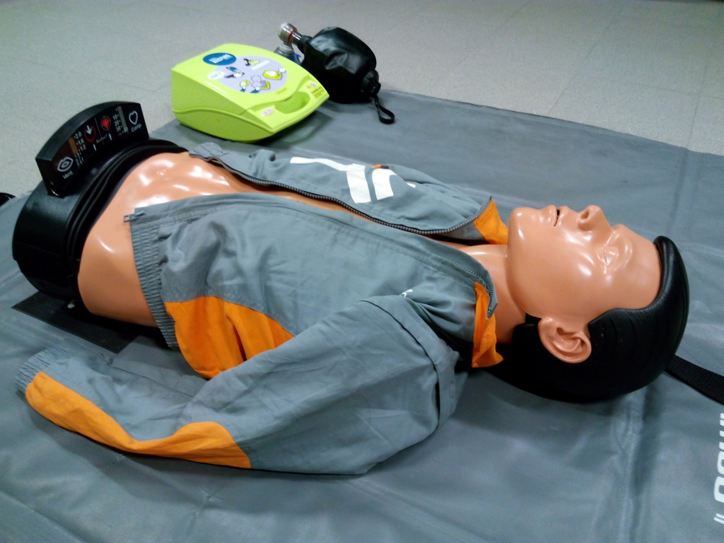 Imagem de destaque: Curso de Suporte Básico de Vida com Desfibrilhação Automática Externa para Profissionais de Saúde (SBV D - Profissionais de Saúde), na Ribeira Grande, no dia 27 de Setembro.