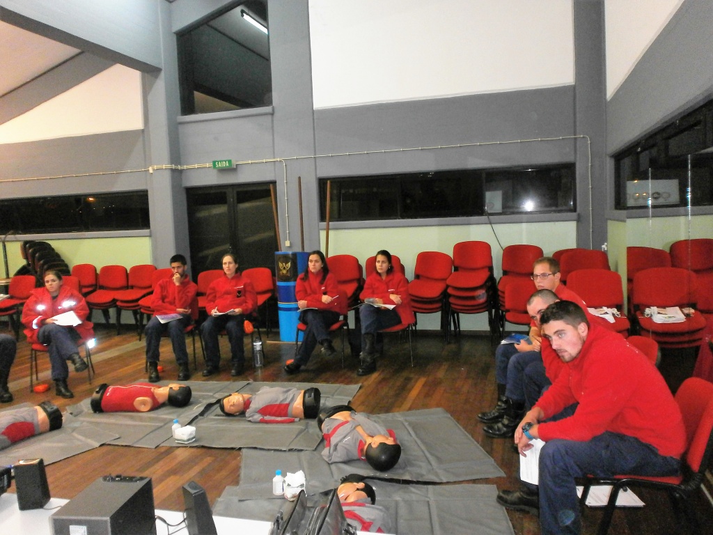 Imagem de destaque: Curso de Suporte Básico de Vida com Desfibrilhação Automática Externa para Profissionais de Saúde (SBV D - Profissionais de Saúde), nas Lajes do Pico, no dia 18 de Novembro.