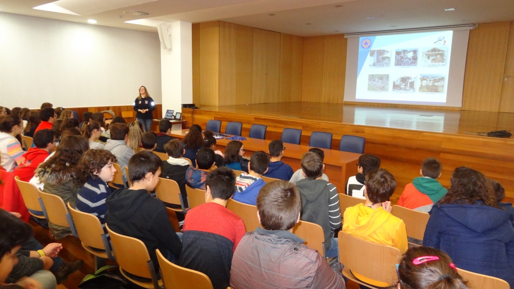 Imagem de destaque: Palestra sobre Riscos Naturais e Medidas de Auto-Proteção na EBI Angra do Heroísmo