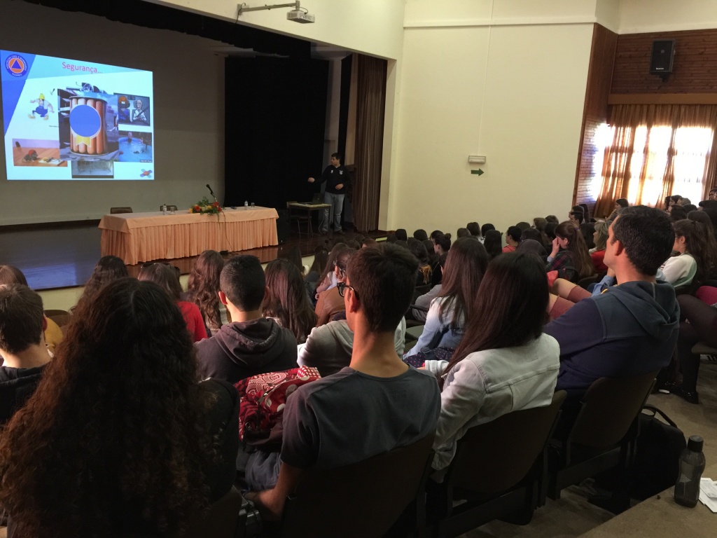 Imagem de destaque: Palestra sobre Primeiros Socorros na ES Ribeira Grande, no dia 13 de Março.