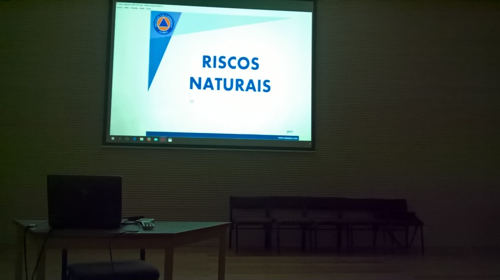 Imagem de destaque: Palestra sobre Riscos Naturais e MAP na EBI Roberto Ivens, no dia 28 de Março.