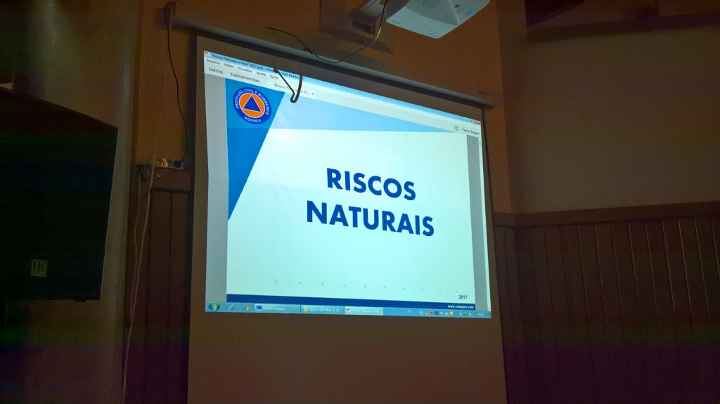Imagem de destaque: Palestra sobre Riscos Naturais e MAP na EBI Maia, no dia 21 de Abril.