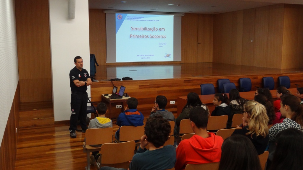 Imagem de destaque: Palestra sobre Primeiros Socorros na EBI Angra do Heroísmo, no dia 2 de Maio.