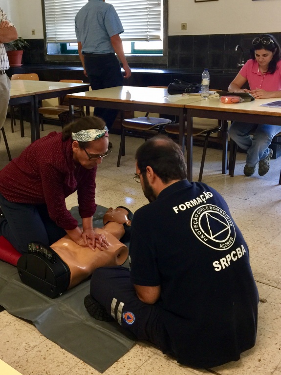 Imagem de destaque: Curso de Suporte Básico de Vida com Desfibrilhação Automática Externa para Leigos (SBV D - Leigos), na ES das Laranjeiras, no dia 14 de Julho
