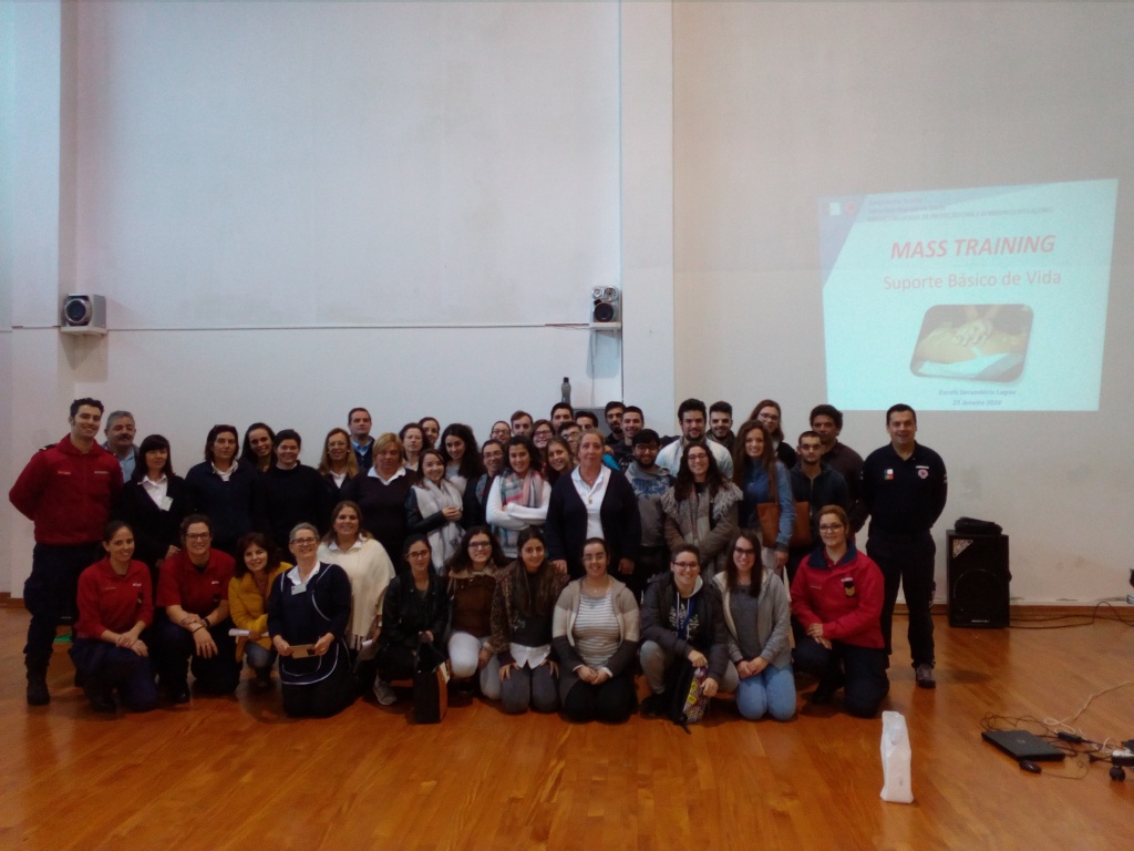 Imagem de destaque: Mass Training em Suporte Básico de Vida na Escola Secundária da Lagoa
