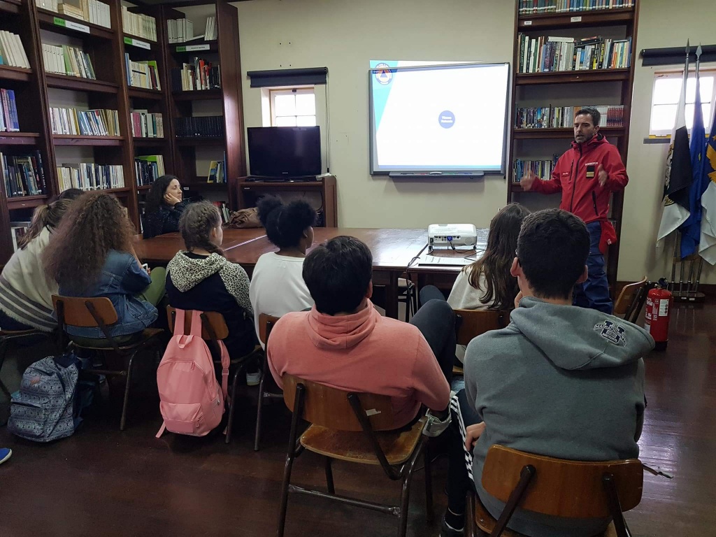Imagem de destaque: Palestra sobre Riscos Naturais e Medidas de Autoproteção na Escola Básica e Secundária Mouzinho da Silveira