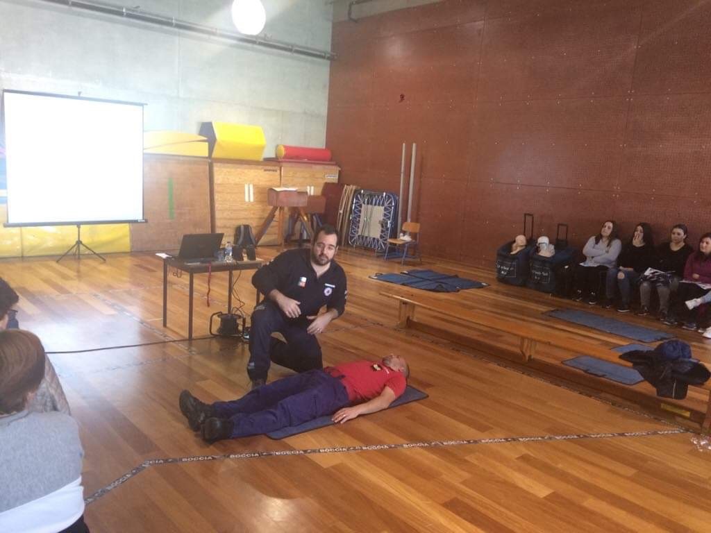 Imagem de destaque: Mass Training em Suporte Básico de Vida na EBI Ribeira Grande