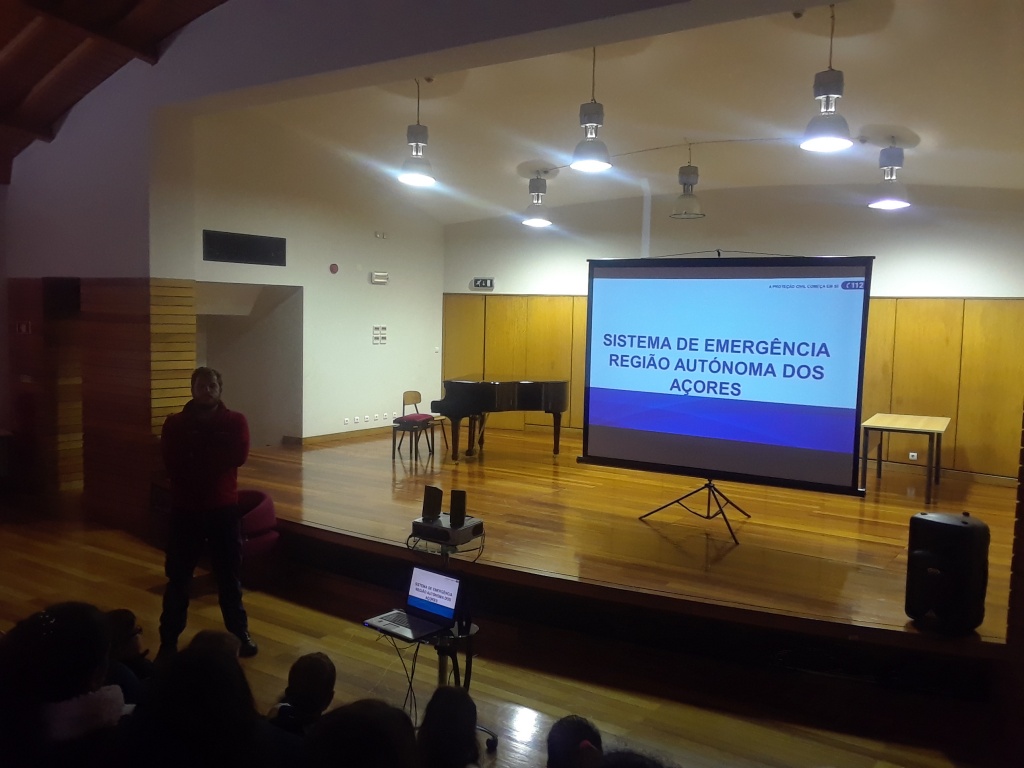 Imagem de destaque: Palestra sobre o 112 e o Centro de Operações de Emergência na EBS Graciosa