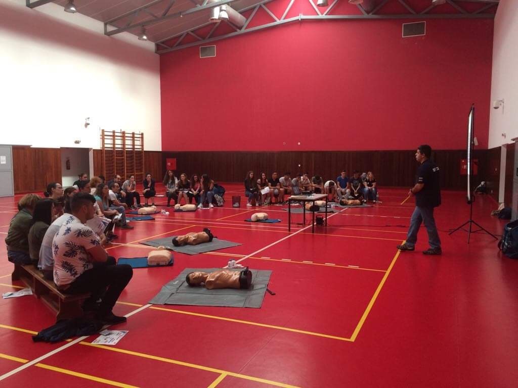 Imagem de destaque: Mass Training em Suporte Básico de Vida na EBI de Rabo de Peixe