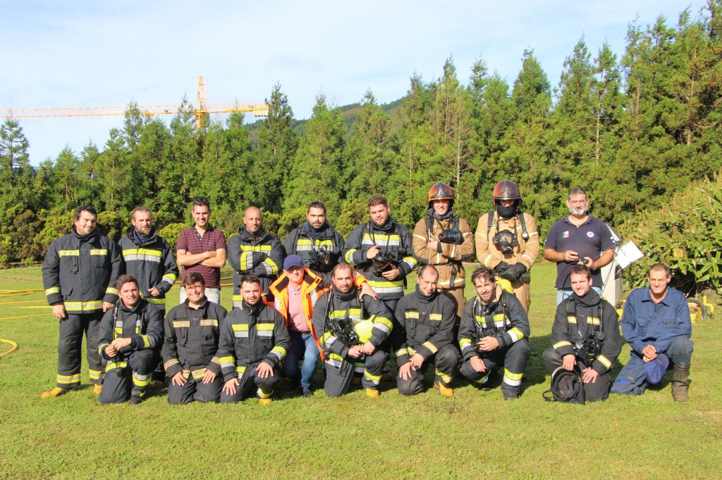 Imagem de destaque: Estágio técnico de combate a incêndios industriais na ilha Terceira