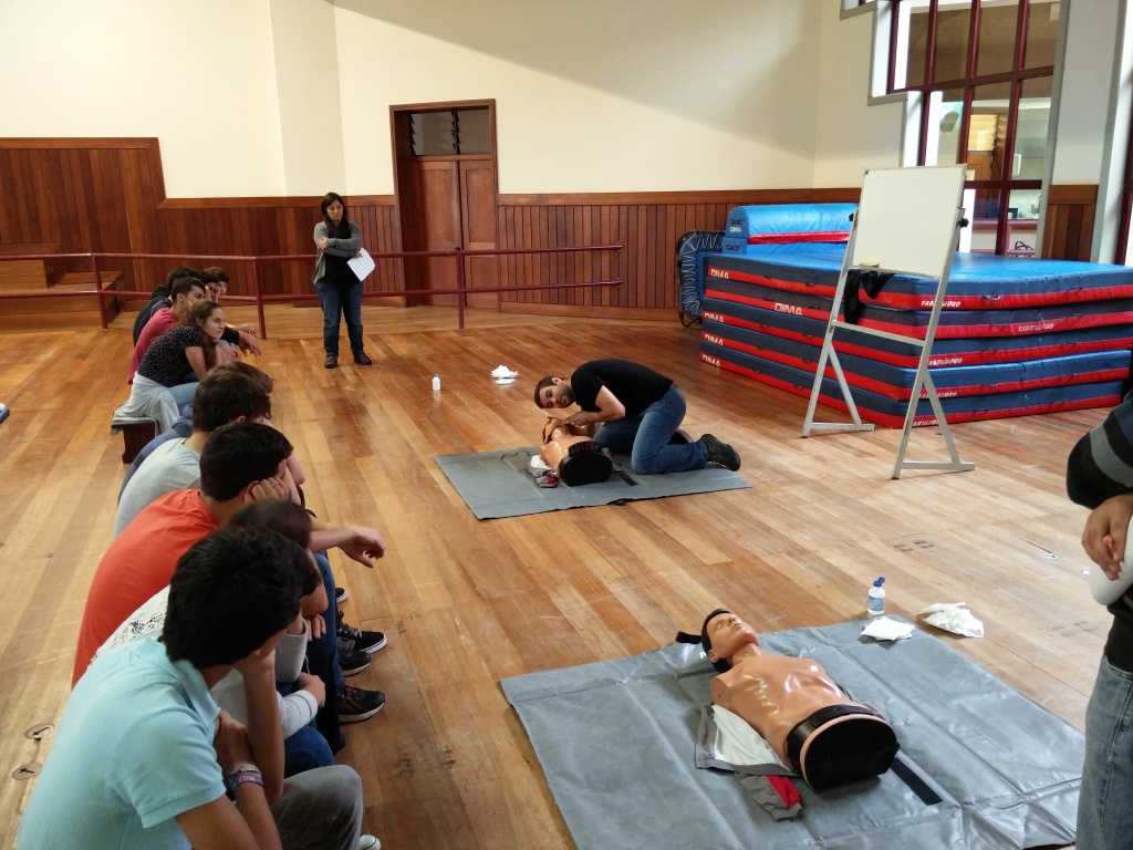 Imagem de destaque: Ação de Sensibilização sobre Suporte Básico de Vida na ES Vitorino Nemésio