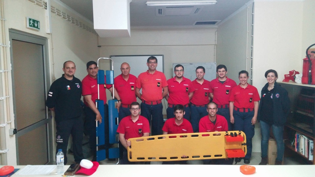 Imagem de destaque: Curso de Recertificação de Tripulantes de Ambulância de Transporte (RTAT), no Quartel do Corpo de Bombeiros da Praia da Vitória.