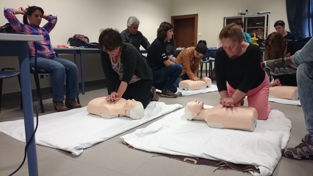 Imagem de destaque: Curso de Primeiros Socorros com Suporte Básico de Vida e Desfibrilhação Automática Externa Leigos, em São Miguel, no dia 23 de Maio.